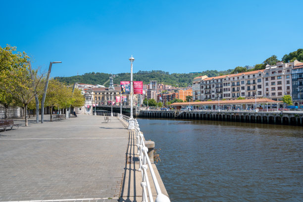 尼维昂河的散步区。在背景中，毕尔巴鄂古城在尼维翁河的前面。图片下载