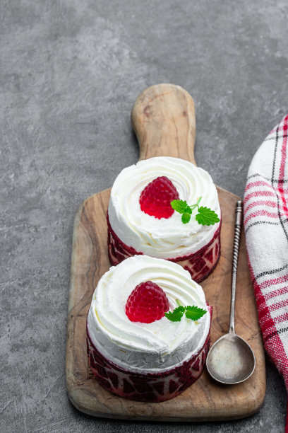 灰色背景的鲜奶油红色天鹅绒迷你蛋糕图片下载