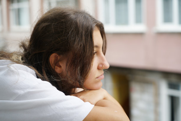 阳台上愁眉苦脸的女人图片下载