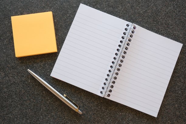 桌上有笔、纸和便利贴图片下载