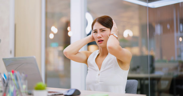 女商人饱受噪音之苦图片下载