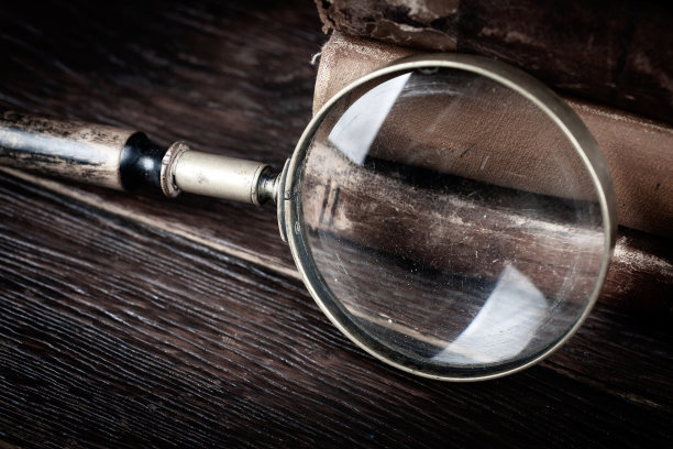 桌上放着书的老式放大镜图片下载