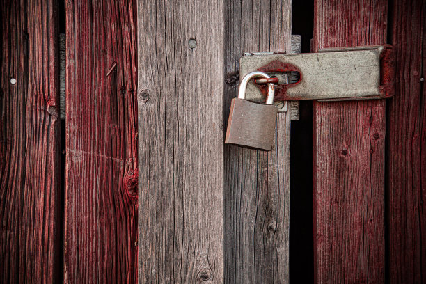 木棚里挂着一把挂锁图片下载