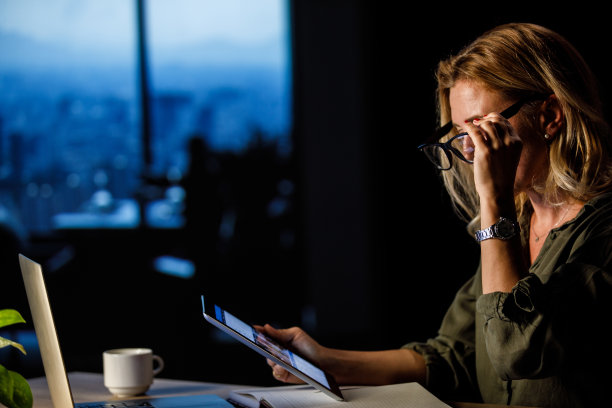 勤奋的女商人在办公桌前使用数码平板电脑的肖像图片下载