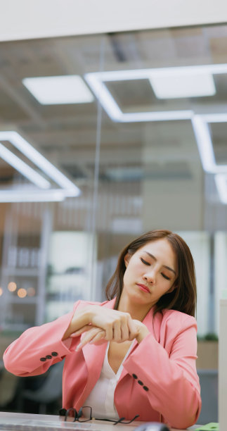 女商人手腕疼痛图片下载