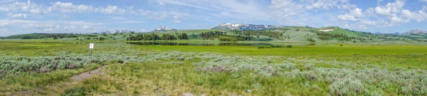 怀俄明州黄石国家公园天鹅湖平原上的加拉廷山脉图片下载