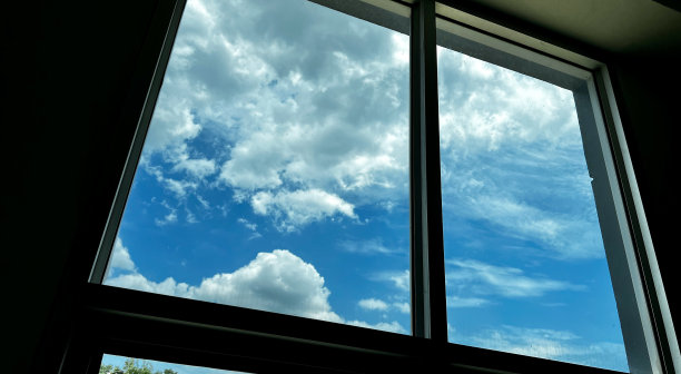 望着窗外的蓝天图片下载