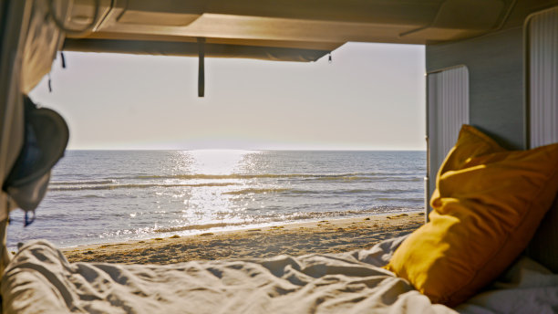 在阳光明媚的日子里，露营车上的美丽海景图片下载
