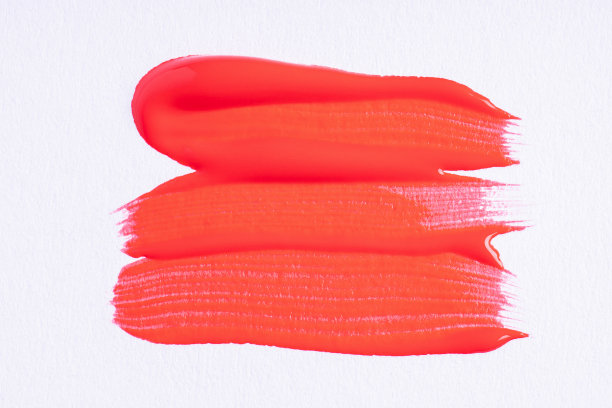 白色画布上的红漆笔触。白纸墙上的深红色水彩丙烯颜料污渍图片下载