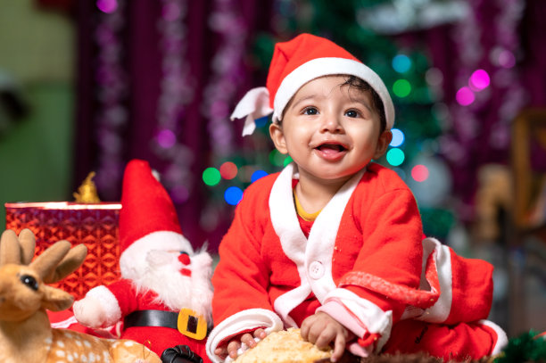 可爱的小男孩打扮成圣诞老人庆祝圣诞节图片下载