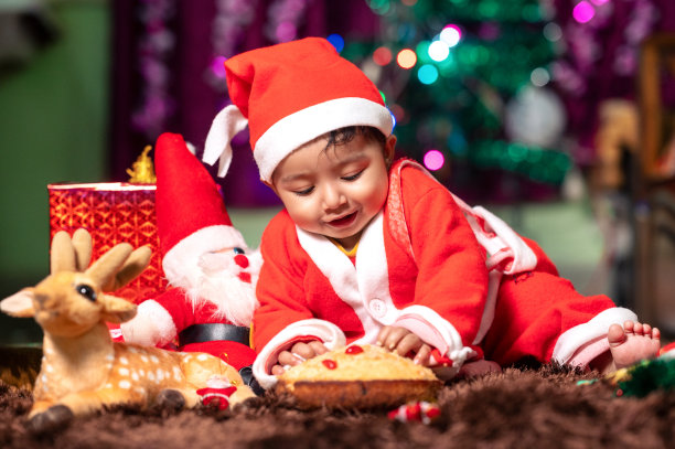 可爱的小男孩打扮成圣诞老人庆祝圣诞节图片下载