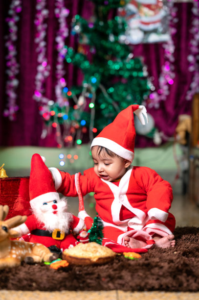 可爱的小男孩打扮成圣诞老人庆祝圣诞节图片下载