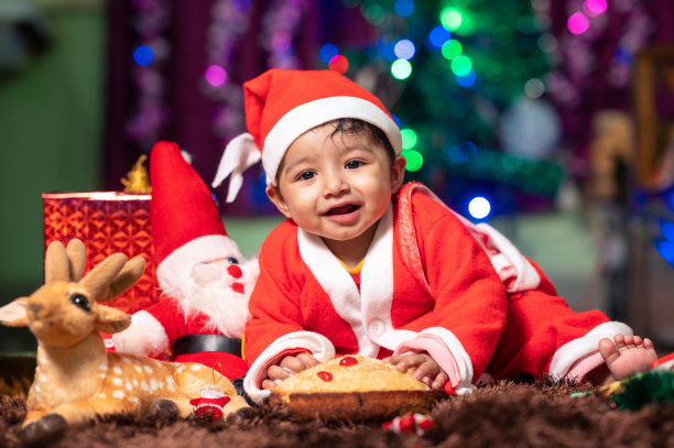 可爱的小男孩打扮成圣诞老人庆祝圣诞节图片下载