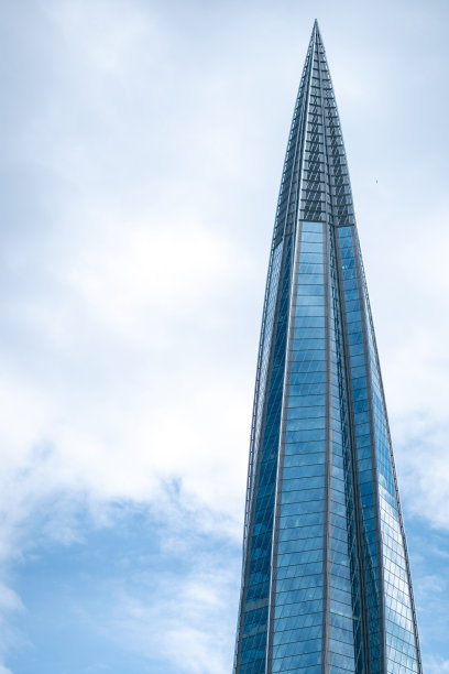 现代办公大楼的顶部和蓝天，摩天楼的外立面图片下载