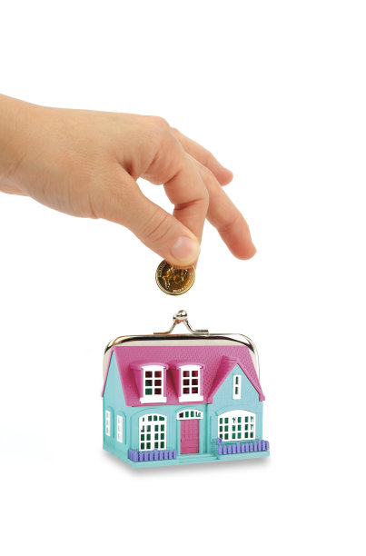 手把硬币放进家里的钱包里，为买房攒钱图片下载