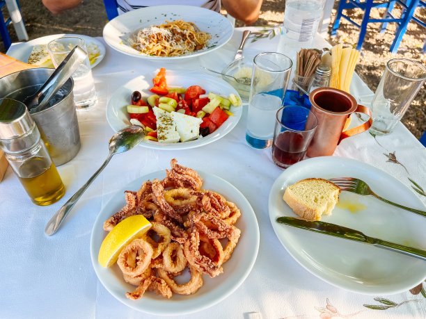 希腊酒馆的餐桌图片下载