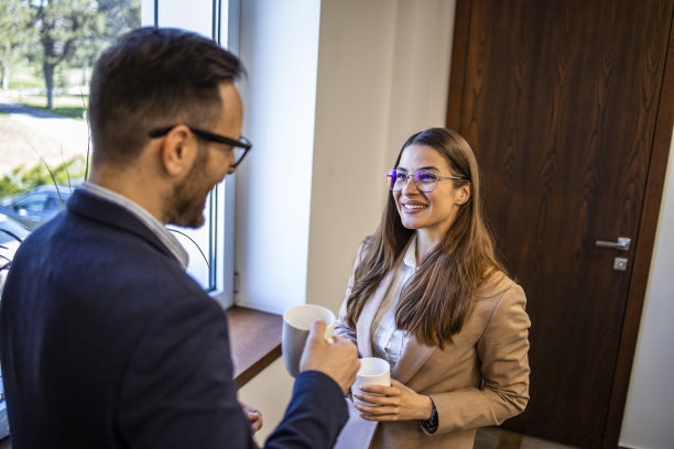 商务人士同事享受咖啡时间，在工作中一起放松。图片下载
