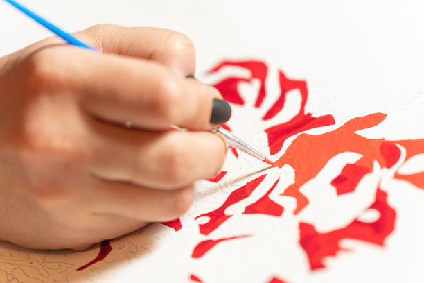 女孩用颜料按数字画一幅画图片下载