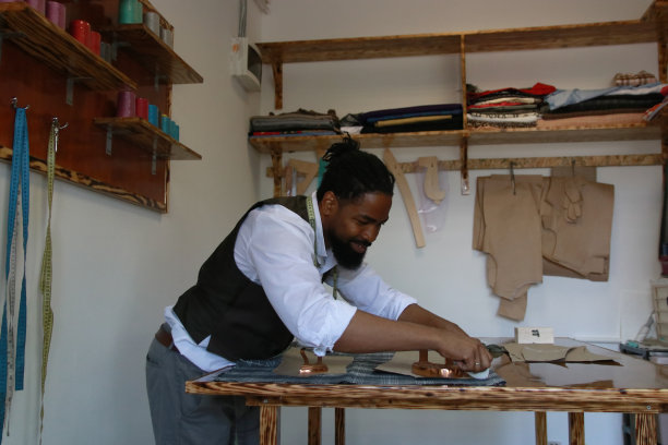 裁缝在布料上做记号图片下载