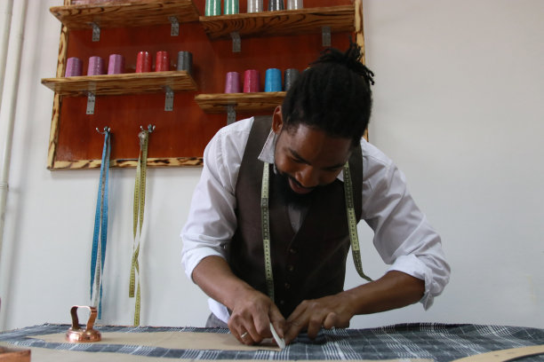 裁缝在布料上做记号图片下载