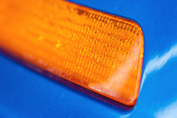 水凝结在一辆汽车的转向灯上图片下载