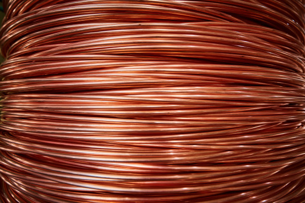 生产工厂仓库中缠绕的光亮铜缆图片下载