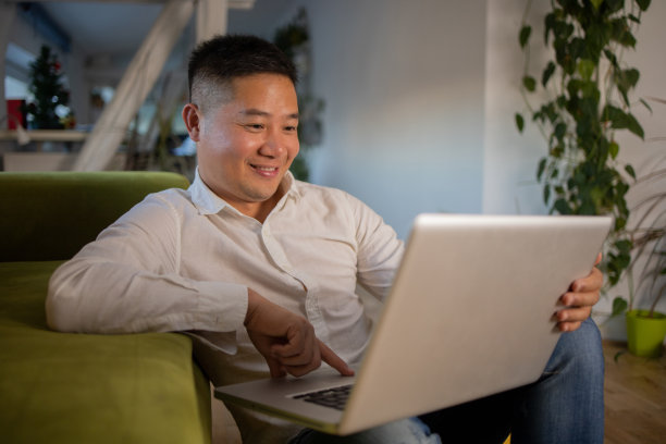 年轻时尚的男人在家工作图片下载