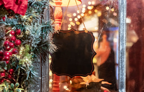 空白的黑色招牌，挂在咖啡馆或商店橱窗上的招牌，为圣诞节装饰图片下载