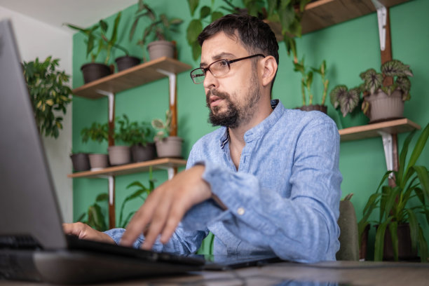 严肃的数字艺术家图片下载