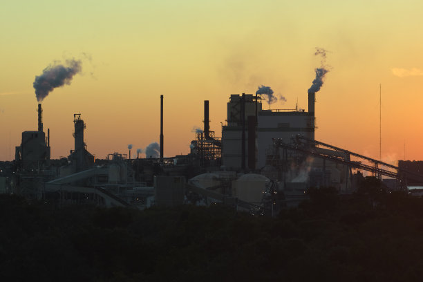 大型工厂结构，生产过程中产生的烟雾上升图片下载