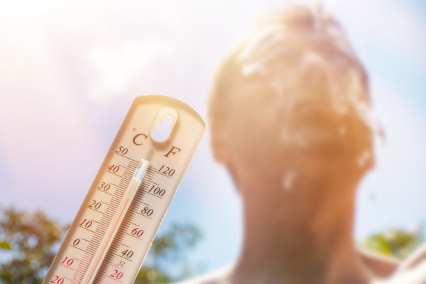 一个人顶着酷暑往头上泼水，夏天的温度计显示或指示着高温图片下载