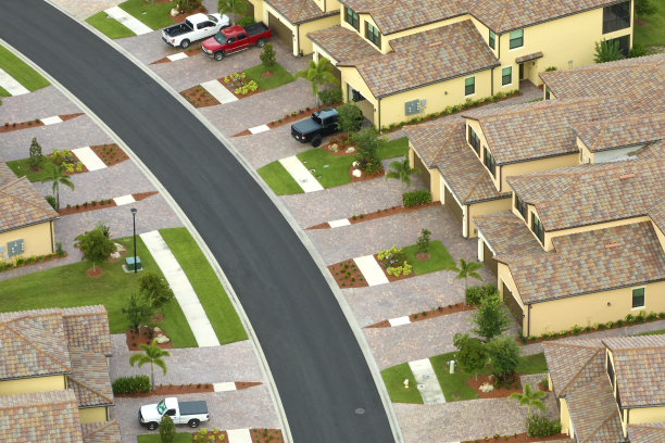 从上面看，在佛罗里达州南部封闭的生活俱乐部里密集建造的住宅。美国梦之家是美国郊区房地产开发的典范图片下载