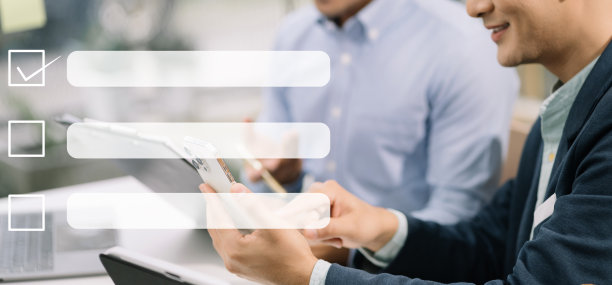 商务绩效检查表概念，商务人员使用平板电脑和笔记本电脑进行在线检查表调查，填写数字表格检查表。图片下载