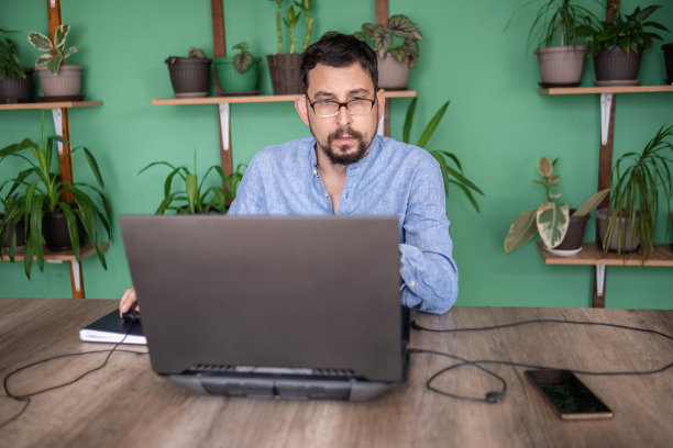 严肃的数字艺术家图片下载