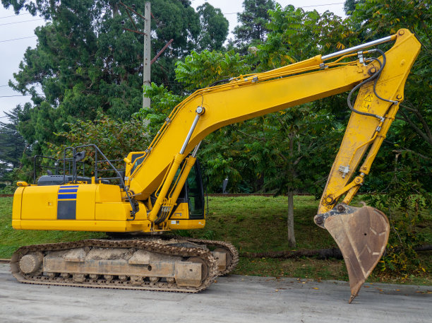 重型建筑设备停在停车场。斗挖掘机。黄色的重型汽车。建筑设备。失业。图片下载