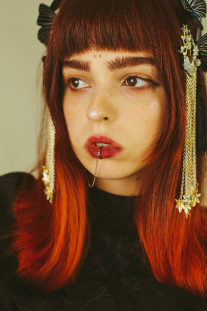 工作室里穿黑裙的红发哥特式模特。图片下载