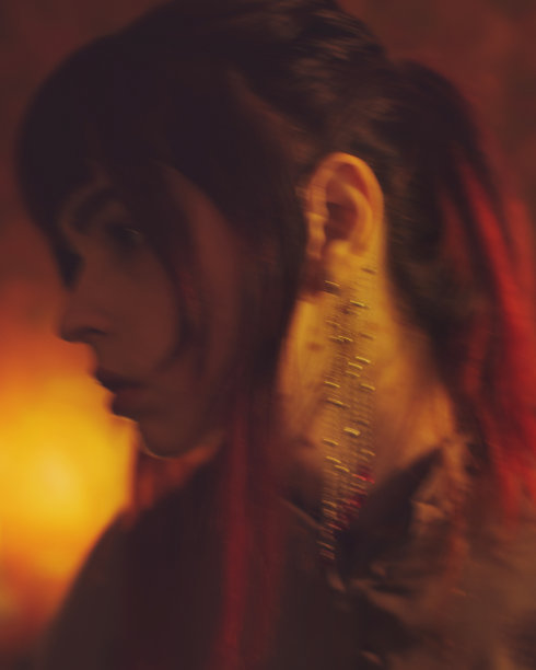 工作室里穿黑裙的红发哥特式模特。图片下载