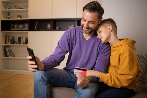 一个人用信用卡在网上购物图片下载