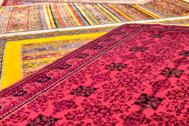 伊斯坦布尔街头陈列着设计复杂的土耳其地毯图片下载