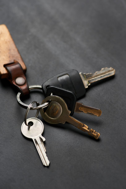 黑色地板上的一串钥匙图片下载