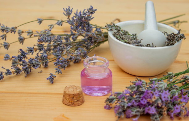 薰衣草精油，木质背景。有选择性的重点。图片下载