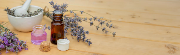 薰衣草精油，木质背景。有选择性的重点。图片下载