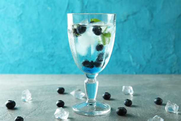 新鲜夏季饮品搭配蓝莓鸡尾酒的概念图片下载