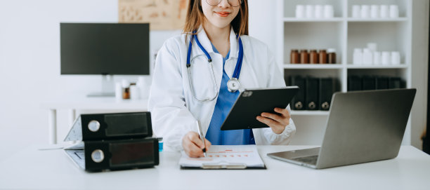 医学医生在办公室用现代数字平板电脑界面作为医疗网络概念进行工作图片下载