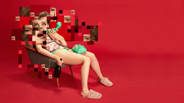 情感说话。年轻女子正在打电话，并在红色背景上表达各种情绪。创意概念设计。图片下载