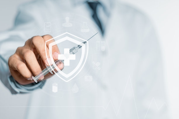 医学概念。医生的手与注射器与医疗图标。图片下载