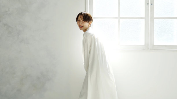 年轻的亚洲女人在白色房间里放松的肖像图片下载