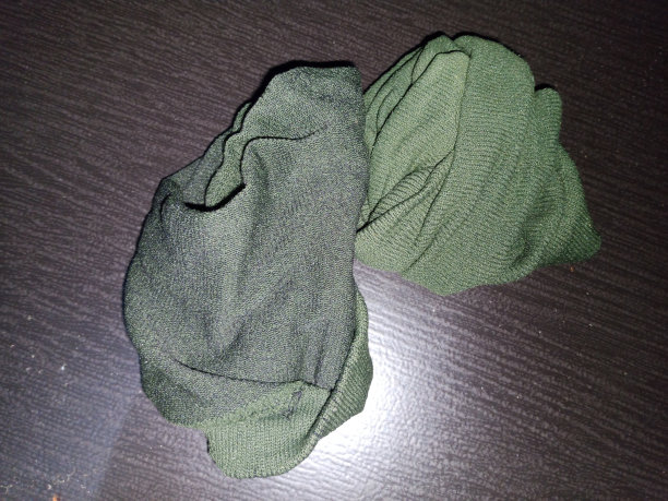 地板上有一双袜子的照片图片下载