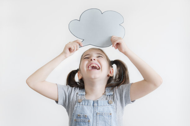 美丽的女孩抱着空白的言语泡泡孤立在白色上图片下载