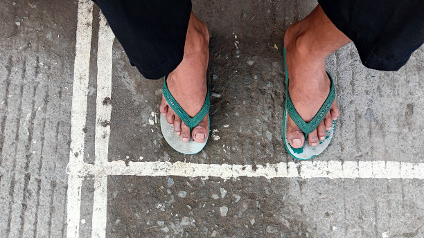 一个男人站在队伍后面图片下载